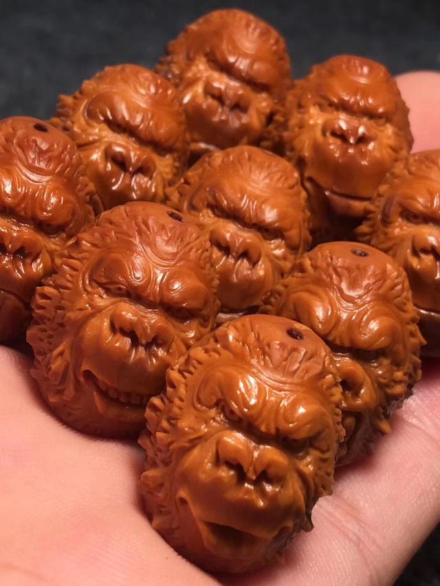 平凡的橄榄核，却有着艺术的一面，这就是核雕的美