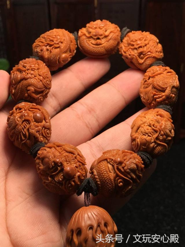 满工水晶大核《九龙戏珠》橄榄核雕作品赏析