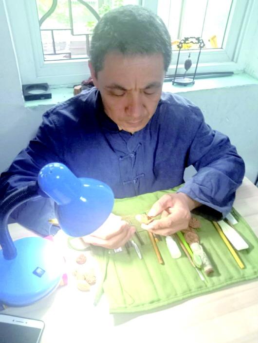 小小桃核雕出大千世界 济南核雕传承人潜心方寸之间20余年