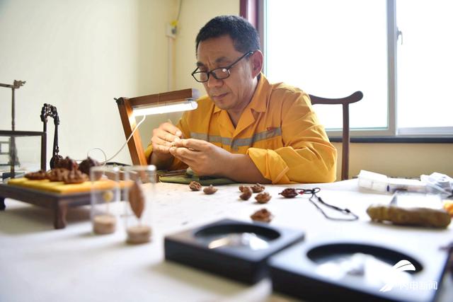 影像力｜济南铁路“钳工”巧手核雕“微世界”20年创作两千余件作品