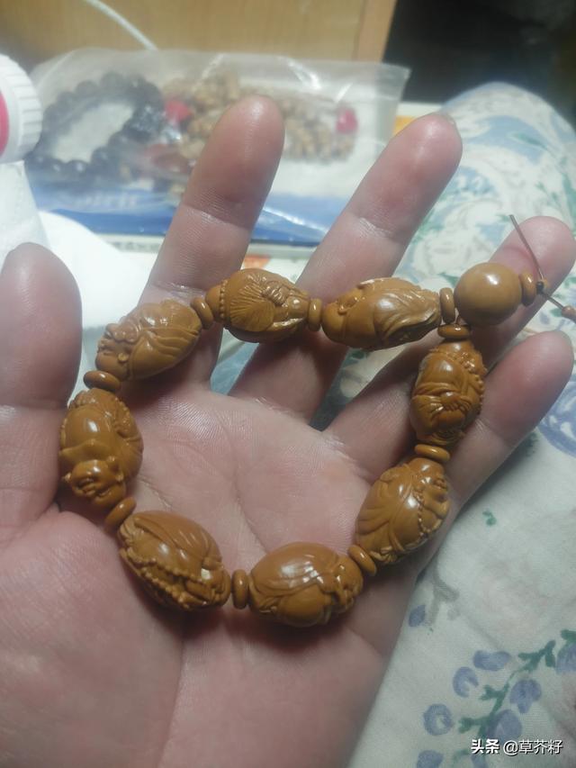没有师父指导，自学橄榄核雕一年，做了一串送给自己，以资鼓励！