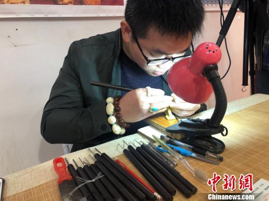“80后”民间艺人：毫厘之间“做文章” 微雕世间百态