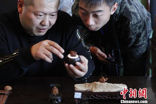 潍坊核雕于方寸之间展大千世界 非遗技艺期待民众知晓