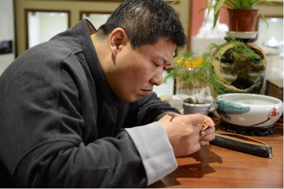 第二批“潍坊民间艺术大师”丨潍坊市核雕协会会长——刘斌