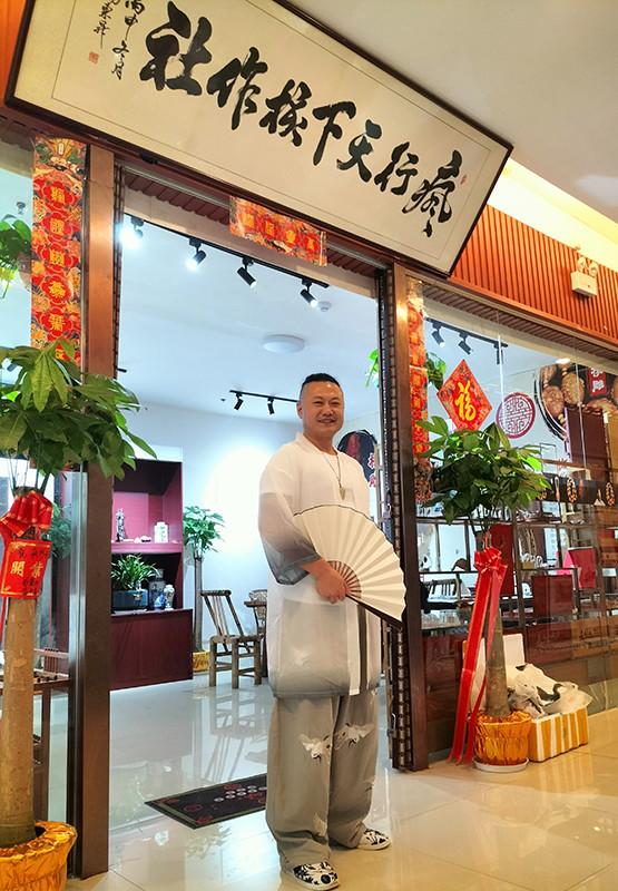 李疯︱《党旗下的艺术家》国家级核雕守艺人