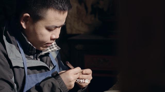 坚持核雕手艺的他被同行排挤，险些赔光老婆本，遇见直播改变人生
