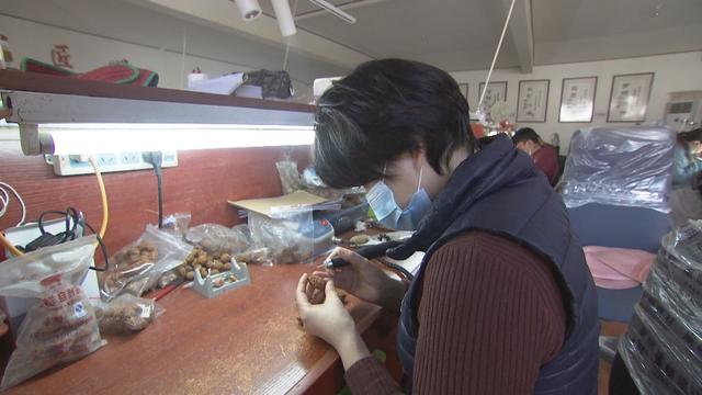 永清：“硬”核雕出致富路 村民鼓起钱袋子